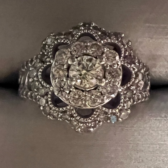Simply Vera Vera Wang Diamond Flower Ring 🌸 - Picture 12 of 15